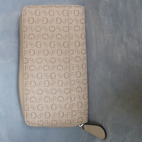 GUESS Los Angeles Monogram Logo Clutch - Picture 2 of 7